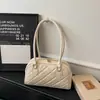 Bolsa de Axila Acolchoada com Diamantes Nova Primavera 2026 Feminina Estilo Coreano Pingente Fofo Bolsa de Ombro Moda Versátil Bolsa para o Dia a Dia