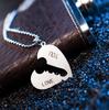 Collar con colgante de pareja de acero inoxidable de AliExpress con forma de corazón y llave de desbloqueo.