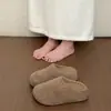 Mules Casuais Retrô Outono/Inverno Celebridade da Internet Novos Mules Bico Fechado Meio Chinelos Femininos Solado Grosso Chinelos de Pelo Femininos Uso Externo 2026