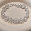 Pulsera de Perlas Multicapa Plateada Estilo Coreano con un Toque de Lujo Ligero, un Sentido de Elegancia, Moderna y Versátil, Diseño de Nicho, Accesorio de Alta Gama