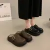 2026 Suela Gruesa Cálida Otoño Versátiles Zuecos Hebilla Birkenstock Puntera Cerrada Pantuflas Exteriores para Mujer Nueva Moda Correa de Cuero Retro con Felpa