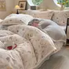 Juego de cuatro piezas de terciopelo de leche bordado tridimensional de alta densidad para invierno, grado A, más un juego de tres piezas de franela espesa y cálida.