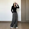 Camiseta branca de verão com decote V e manga curta para mulheres, novo estilo 2026, corte justo, valoriza a silhueta, estilo coreano, top deslumbrante