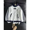 Chamarra de cuello alto a rayas para hombre y mujer, otoño/primavera, estilo universitario, chamarra de corte limpio, casual holgada, top tipo chamarra de béisbol