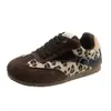 Salto escondido~sola macia versátil sapatos de treino alemães para mulheres, estampa de leopardo, bico redondo, cadarços duplos, casuais e confortáveis, tênis de outono