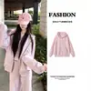 Conjunto esportivo casual de moletom rosa para mulheres, modelo novo 2026, look estiloso para o início do outono, conjunto de três peças, estilo coreano