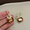 Um Brinco de Flor de Cristal Cor de Café Multi-Uso para Mulheres, Luxo Leve, Alto Padrão, Exquisito, Argolas Brilhantes com Diamantes, Brincos Versáteis e Elegantes
