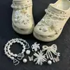 Diapositivas para Zuecos Estilo Nuevo Corazón Dulce Rosa Cereza Hebilla de Zapato de Perla Resistente Moda Accesorios Desmontables DIY