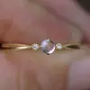 Anillo Redondo Incrustado de Calcedonia Imitación Vidrio Luna Blanca, Estilo Lujo Ligero, Joyería Simple y Versátil, Accesorio de Mano con Diseño de Nicho