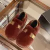 Elegantes pantuflas de algodón esponjoso para mujer, nuevo estilo otoño e invierno 2026, con forro de felpa, suela gruesa, diseño de moda inspirado en Chanel, medias pantuflas de punta cerrada