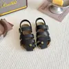 Sandalias de Diadema de Moda para Niños 2026 Verano Nuevas Sandalias Tipo Birkenstock Estilo Coreano para Niñas Zapatos de Playa de Suela Suave para Niños Modernas