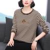 Camiseta estilo ocidental de meia-idade para mãe 2024 inverno nova moda listrada casual manga comprida camisa solta base feminina