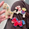 Lindo Broche de Caballo de Tela para Mujer, Adecuado para Abrigos y Bufandas, Pin Decorativo con Diseño Único, Accesorio de Nicho