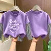Camiseta de manga larga a rayas de algodón puro para niñas, colección primavera/otoño 2026, estilo nuevo, diseño de caricatura lindo, capa base versátil y a la moda