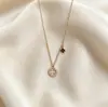 Coleção Cruzada Novo Trevo de Quatro Folhas da Sorte Série Zircônia Pingente Design Exquisito Elegante Corrente Clavícula Clássica Versátil