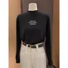 Camiseta interior blanca engrosada para mujer con hombros rectos, tejido de terciopelo alemán cepillado, cuello semi-alto, manga larga, adecuada para usar en otoño