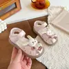 Sandalias Cerradas para Niñas 2026 Nuevo Modelo de Verano para Niños Pequeños, Zapatos de Peluche de Princesa de Dibujos Animados, Lindas Zapatillas de Playa para Bebé con Suela Suave