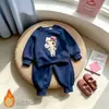 Conjunto para Meninas 2026 Novo Outono/Inverno Plus Velvet Infantil Estiloso Moletom Cartoon Fashionável Duas Peças Casual Tesouro Volta às Aulas