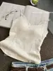 Cor marrom e bege, puro e sensual, camisola de renda com forro de fleece e sutiã embutido, design sem costura, que revela as costas, top interno slim fit