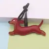 Colgante de perro salchicha de moda en stock, colgante de bolsa de cachorro de cuero de dibujos animados, accesorio para funda de teléfono, decoración de llavero