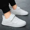 Zapatos Blancos para Niños 2026 Otoño Nuevo Estilo Superficie de Cuero Impermeables Zapatos Deportivos para Niños Medianos y Grandes Modernos Versátiles Suela Suave Zapatos para Correr
