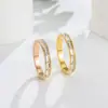 Anel Liso Meio Cravejado com Diamantes Japonês e Coreano Mais Vendido, Anel de Aço Inoxidável com Design de Nicho, Fileira de Diamantes, Anel de Celebridade da Internet com Zircônia, Atacado do Fabricante