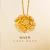 Colgante Estéreo Flor de Peonía Grabado en Arena Dorada Antigua Mismo Estilo Tienda de Oro Latón Chapado en Oro Cadena para Suéter de Mujer Cepillada