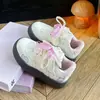 Tênis infantis com laço, nova coleção primavera/outono 2026, sapatos infantis modernos e versáteis, tamanho médio a grande, com fecho de velcro