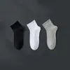 [Cor Sólida Quatro Estações] Meias de Outono e Inverno para Homens e Mulheres, Populares Versáteis Antiodor Absorventes de Suor Meias Esportivas, Caimento Solto, Preto