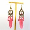 Pendientes familiares de plumas retro de venta caliente de e-commerce de fábrica, pendientes largos de plumas multicolor para vacaciones, diseño con cuentas