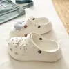 Song Xiaoke 2026 Modelo Nuevo para Aumentar la Altura Suela Gruesa Simples Casuales EVA Puntera Cerrada Zuecos para Mujeres y Parejas para Uso al Aire Libre