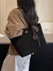 Bolsa de mano minimalista transfronteriza, nuevo estilo 2026, gran capacidad, bolso de hombro moderno, texturizado, casual y adecuado para el trabajo, se puede llevar debajo del brazo