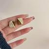 Serie de colores Maillard ~ otoño e invierno Nuevos pendientes populares para mujeres en nicho, pendientes de diseño simple, versátiles y de alta gama