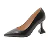 Sapatos femininos de couro envernizado simples com relevo, bico fino, boca baixa, saltos agulha afunilados 32-43 tamanho grande, sapatos de comércio exterior
