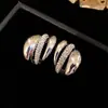 Pendientes irregulares de plata con incrustaciones de diamantes de estilo europeo y americano, modernos y versátiles para el uso diario, sensación de lujo ligero y alta gama, venta al por mayor