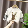 Camiseta de Manga Larga de Algodón Puro con Estampado de Dibujos Animados para Niñas, Estilo Nuevo de Primavera y Otoño 2026, Top de Rayas Falso de Dos Piezas T