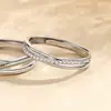Anéis de casal de amor entrelaçados para homens e mulheres, design de nicho, simples e estilosos, luxo leve, anéis cruzados modernos e únicos
