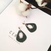 Aretes de madera estilo Hong Kong vintage aretes de personalidad huecos aretes de madera largos simples Joker aretes para mujer al por mayor