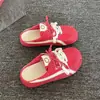 Sapatos Birkenstock Versáteis para Mulheres 2026 Novos Sapatos de Verão Slip-On para Combinar com Saias, Tamancos Fechados Super Modernos e Casuais para Mulheres