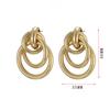 Pendientes al por mayor con personalidad de moda retro transfronteriza de Europa y Estados Unidos, pendientes huecos de círculo multicapa exagerados con red roja.