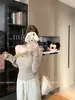 Tiro real: Top de tricô estiloso ombro a ombro com acabamento em babados, projetado para criar um visual suave e elegante, e valoriza a silhueta.. Estilo feminino, 25094