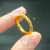 Artículo de Tendencia en Xiaohongshu y Douyin: Anillo de Banda Plana Heritage Hielo Triturado Brillante Color Arena Dorada, Anillo de Lujo Ligero de Alta Gama para Regalo