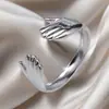 Anillo de acero inoxidable retro chapado en oro, sensación de lujo ligero de alta gama, acero de titanio, no se decolora, estilo nicho, anillo popular transfronterizo