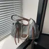 Bolsa Feminina Versátil Retrô Design de Nicho de Alto Padrão Bolsa de Ombro Único Outono 2026 Moda Tendência Bolsa de Axila Bolsa Transversal