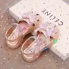 Sandalias para Niña Verano 2026 Modelo Nuevo Zapatos de Princesa con Luces de Punta Cerrada para Niña Zapatos de Cristal de Dibujos Animados Antideslizantes para Niña