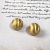 Pendientes de bola esmerilada cepillada, nuevos pendientes de moda, ligeros, de lujo, combinables con todo, con un diseño de nicho para desplazamientos, pendientes de alta gama para mujer.