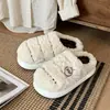 Pantuflas de dormitorio de otoño e invierno, cálidas y de suela suave, con forro peludo, con detalles de diseño retro, letras y logotipo redondo, y un cómodo material de algodón, adecuadas para usar después del parto