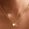 Moda Europeia e Americana Colar Simples de 26 Letras em Forma de Coração Pingente Criativo Versátil de Coração de Pêssego Corrente Curta para Clavícula Presente para Mulheres