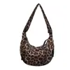 Bolso tipo dumpling de lona con estampado de leopardo único, estilo casual deportivo, bolsa de tela popular 2026, bolso de hombro/cruzado portátil y moderno