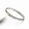 Fábrica de origem ins aço titânio personalidade costura oca com strass pulseira aço inoxidável dente fechado marca pulseira joias femininas